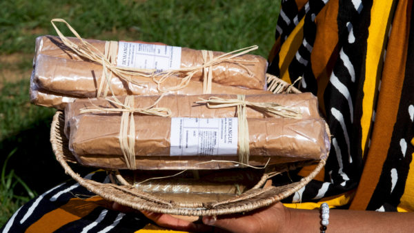 panier avec des Ikwange batons de manioc bobolo par 4